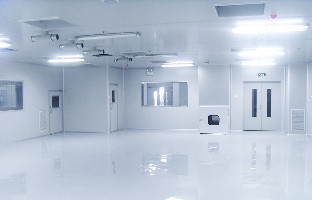 藥品體系中，片劑藥品和膠囊藥品室固體藥劑的終端體現(xiàn)方式。我們熟悉的常用的各種緩釋片、腸溶片、鈣片等都常以片劑形式出現(xiàn)。這些藥物就會在固體制劑的片劑生產(chǎn)車間內(nèi)完成研發(fā)壓制成片。其生產(chǎn)車間應(yīng)按照新版GMP規(guī)范進行裝修設(shè)計。尤其是片劑藥品生產(chǎn)會涉及潔凈區(qū)域，所以與專業(yè)做凈化工程設(shè)計及裝修的公司進行相關(guān)合作會更有保障。潔凈區(qū)的安全設(shè)計會對藥品質(zhì)量、產(chǎn)品備案等重要環(huán)節(jié)產(chǎn)生重大的影響。不合理的設(shè)計會對整個生產(chǎn)管理造成困難，甚至留下安全隱患。   片劑生產(chǎn)車間及重點潔凈區(qū)設(shè)計經(jīng)驗 | CEIDI西遞 根據(jù)我國新版GMP，片劑劑型所要求的生產(chǎn)潔凈級別為D級，車間設(shè)計的法規(guī)依據(jù)是新版GMP及其附錄、《醫(yī)藥工業(yè)潔凈廠房設(shè)計規(guī)范》和國家關(guān)于建筑、消防、環(huán)保、能源等方面的規(guī)范。GMP要求車間的平面布局遵循以下特點：平面布局合理、嚴格劃分區(qū)域、防止交叉污染、方便操作生產(chǎn)。 片劑生產(chǎn)車間在藥品功能上區(qū)分是分為混配成型加工區(qū)、輔助功能區(qū)、衛(wèi)生與安全區(qū)。在凈化工程上常規(guī)會按照是否涉及潔凈區(qū)域來區(qū)分，也就是分為潔凈區(qū)，輔助區(qū)，一般生產(chǎn)區(qū)三個部分。   片劑車間設(shè)計要點： ①人流物流：出入口分開，生產(chǎn)流程順暢無迂回，物流走向成反L型。 常規(guī)整個車間主要出入口分三處，一處是人流出入口：即人員由門廳經(jīng)過更衣進入車間，再經(jīng)過洗手、更潔浄衣風(fēng)淋室進入潔凈生產(chǎn)區(qū);一處是原輔料入口，即原輔料經(jīng)過脫外包由傳遞窗送入;另一處為成品出口。 ②設(shè)備：相同工序可使用同一設(shè)備（注重清潔驗證和人員管理），以提高設(shè)備使用率；按照生產(chǎn)量大小排布設(shè)備，減少設(shè)備閑置率。 ③功能間：原材料倉庫、稱量室、貯料室、內(nèi)包材室、粉碎壓片室、烘房生產(chǎn)室、外包室、成品倉庫等功能間排布符合工藝流程的要求，規(guī)劃的大小綜合考慮生產(chǎn)量和設(shè)備等情況設(shè)置。 ④潔凈區(qū)：一般生產(chǎn)區(qū)與潔凈區(qū)分開，且潔凈要求高的工段區(qū)域，如片劑壓片都靠近空調(diào)凈化系統(tǒng)；產(chǎn)生粉塵的生產(chǎn)崗位如粉碎篩分、制粒燥、整粒總混、壓片等需要設(shè)置前室及除塵間。產(chǎn)熱較大的設(shè)備如烘箱、沸騰燥器、包衣機均需設(shè)有機械室將輔助裝置隔離，以改善潔區(qū)環(huán)境。 ⑤成本：從提高設(shè)備使用率和減少潔凈區(qū)面積兩方面降低成本，滿足企業(yè)的要求。 ⑥質(zhì)量控制：人物流分開，減少物料混淆污染，使得生產(chǎn)車間整體上更符合GMP要求，更能保證藥品的質(zhì)量。 綜上，我們在設(shè)計符合GMP要求的廠房和設(shè)施時，都應(yīng)該綜合考慮企業(yè)自身情況、GMP以及其他的法律法規(guī)要求，而不是照搬照抄，這樣才能夠真正設(shè)計出既達到GMP，又符合企業(yè)期望的方案。當(dāng)然，專業(yè)的設(shè)計團隊的實操經(jīng)驗豐富，在結(jié)合每個項目實際情況后出具的方案會更穩(wěn)妥。